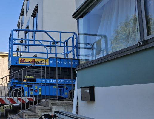 Sonnenschutzfolienmontage mit Hubtechnik